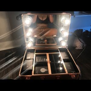 Impressions vanity make up rolling case  led light